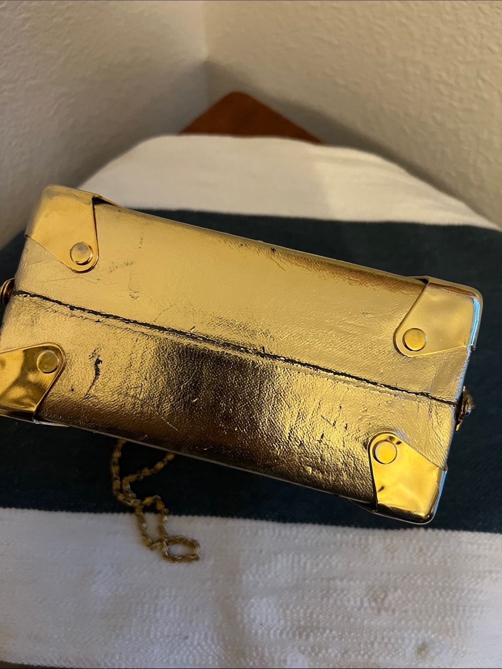 Vintage Gold Metallic Box Handbag with Chain Strap - Picture 4 of 10